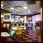 Back to the 60s #kingston #frankbsdiner #waitingforlunch #happydays #londra #london #londonlife #diner #burgers #usa